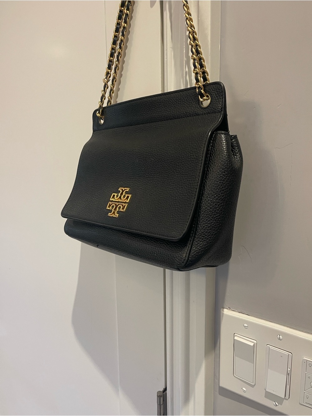 Tory Burch Black Leather Shoulder Bag with Gold Chain - Picture 2 of 7